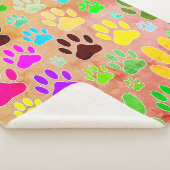 Hondenpootafdrukken op  achtergrond sherpa deken (3/4)