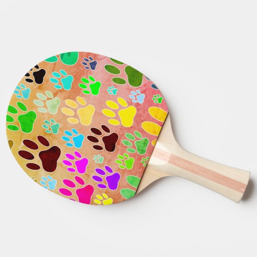 Hondenpootafdrukken op  achtergrond tafeltennisbatje (Zijkant)