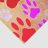 Hondenpootafdrukken op  achtergrond tissuepapier (Detail)