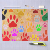 Hondenpootafdrukken op  achtergrond tissuepapier (Craft)