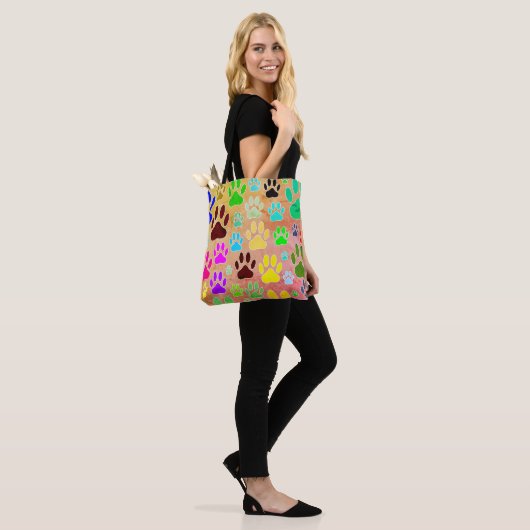 Hondenpootafdrukken op  achtergrond tote bag (Op model)