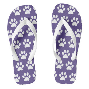 Hondenpootafdrukken op paars teenslippers
