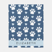 Hondenpoten, witte poten, blauwe harten, Jouw naam Fleece Deken (Voorkant)
