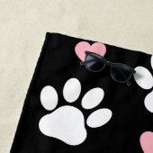 Hondenpoten, witte poten, roze harten, Jouw naam Strandlaken (In situ)