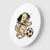 Hondje speelt voetbal grote klok (Hoek)
