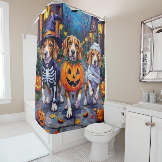Hondjes Beagle gaan langs de deuren in Halloween-k Douchegordijn (In situ)