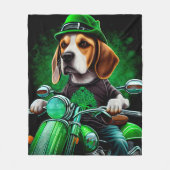 Hondsdolle hond rijdt op fiets St. Patrick's Day Fleece Deken (Voorkant)