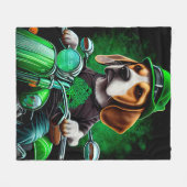 Hondsdolle hond rijdt op fiets St. Patrick's Day Fleece Deken (Voorkant (Horizontaal))