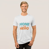 Hone the hero shirt voor mannen. (Voorkant volledig)