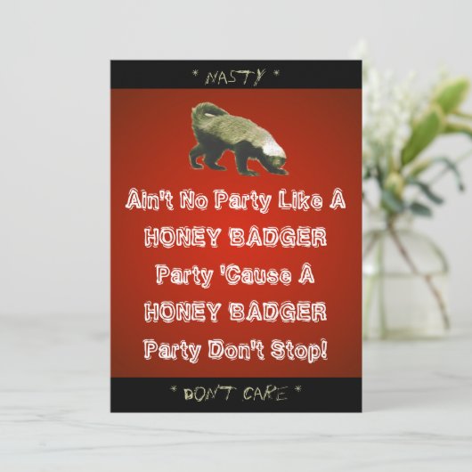 Honey Badger Theme Party Aangepaste Uitnodiging (Staand voorkant)