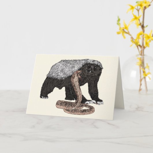 Honey Badger vs Snake Illustration Badass Birthday Kaart (Gele Bloem)