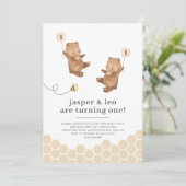 Honey Bear Twins Eerste Bij-dag Uitnodiging (Staand voorkant)
