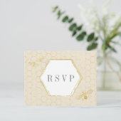Honey Bee Cream Gold Pattern Custom RSVP Card Uitnodiging Briefkaart (Staand voorkant)