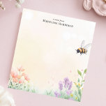 Honey Bee Floral Garden Persoonlijke naam Notitieblok<br><div class="desc">Breng het mooie van een bloeiende tuin naar uw bureau met dit gepersonaliseerde notitieblok. Het ontwerp is voorzien van een charmante honingbij die zoemt boven een delicaat scala aan wilde bloemen en grassen. De zachte, pastelkleurige achtergrond draagt bij aan het natuurlijke, vredige gevoel. Pas dit notitieblok aan met uw eigen...</div>