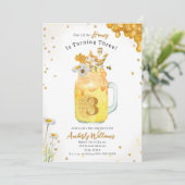 Honey Bee Milkshake Floral Verjaardag Uitnodiging (Staand voorkant)