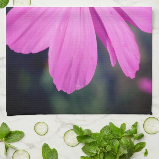 Honey Bee On Pink Cosmos Flower Close Up  Theedoek (Gevouwen)