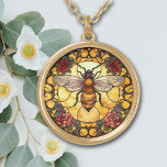 Honey Bee Roos Glas in lood Goud Vergulden Ketting<br><div class="desc">Op dit bijzondere ketting staat het afbeelding van een goudhoningbij tegen een achtergrond van glas in lood. Een rand met rode en roze rozen en een subtiele lichte gloed voegt interesse toe aan het ontwerp. Elegant, helder en kleurrijk! Zorg ervoor dat je de bijpassende oorbellen en sleutelhanger in onze winkel...</div>