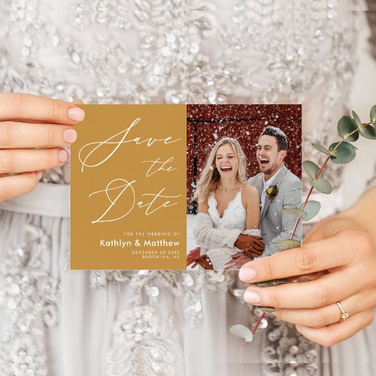 Honey Gold Modern Script Wedding Save the Date Aankondigingskaart
