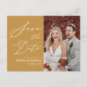 Honey Gold Modern Script Wedding Save the Date Aankondigingskaart (Voorkant)