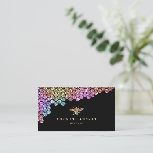 Honeycomb Faux Rainbow Glitter Bee op zwart Visitekaartje (Staand voorkant)