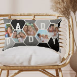Honeycomb Foto Collage Dad of 5 Letter Name Kussen<br><div class="desc">Honeycomb foto-kussen - bewerkbaar voor elke 5 letters, zoals DADDY, en gepersonaliseerd met 5 van je favoriete foto's, die worden weergegeven als hexagon vormfotocollage. Het geometrische patroon van de honingraat is in een monochrome kleurenpalet van zwart wit en grijs. Voor andere kleuren en verschillende lengtenamen, te doorbladeren gelieve mijn opslag...</div>
