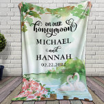 Honeymoon Blanket van Passen getrouwd met Zwans    Fleece Deken<br><div class="desc">Prachtige trouwhuwelijkszondebok voor de nieuwigheden. Het ontwerp is voorzien van een mooie lagune met vrouw en mannelijke zwanen en een verbluffend landschap met bloemen die voorzien zijn van een super schattige trendy scriptlettertype dat "Op onze huwelijksreis" zegt. Dit is een groot geschenk voor de nieuwe heer en mevrouw of voor...</div>