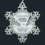 Honeymoon Cruise Ship Tin Sneeuwvlok Ornament<br><div class="desc">Gepersonaliseerde keepomwille souvenir cruise-kerstboomversiering - Deze vakantieversiering van de bestemming tijdens cruise-huwelijksreis is volledig gepersonaliseerd met de cruisenaam, de reisgegevens van het schip, met inbegrip van de naam van het cruiseschip en de datum waarop de reis plaatsvindt. Leest Bride en Groom met gepersonaliseerde namen ook. Tegen een gekleurde potloodtekening van...</div>