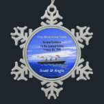 Honeymoon Cruise Ship Tin Sneeuwvlok Ornament<br><div class="desc">Deze vakantieversiering van de bestemming tijdens de huwelijksreis is volledig gepersonaliseerd met de cruisenaam cruiseschool, de reisgegevens van het schip, de naam van het cruiseschip, de datum waarop het schip op de reis is en de naam van bruid en bruid. Tegen een gekleurd potlood dat een ouderwetse cruiseschip oceaanbedekking boven...</div>