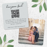 Honeymoon Fonds | QR-code Griffie van het bruiloft Informatiekaartje<br><div class="desc">Eenvoudige, stijlvolle huwelijkshuwelijksreis maakt gebruik van een foto-omhullingskaart in een moderne, minimalistische ontwerpstijl met een elegante natuurlijke scripttypografie in klassiek zwart op een duve blauwe grijze achtergrond, met een informeel handschrift. De tekst kan gemakkelijk gepersonaliseerd worden met uw titel, betaling-URL (zelle, venmo, paypal enz.), scannbare QR-code, bericht en foto voor...</div>