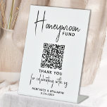 Honeymoon Fund Cash Gift Calligraphy Wedding Reclamebord Met Voetstuk<br><div class="desc">Honeymoon Fonds! Eenvoudige maar elegante kalligrafie, dit huwelijkshuwelijkshuwelijksgeldteken kenmerkt Honeymoon in elegante kalligrafie, uw gepersonaliseerde QR-code voor een cash app of Venmo. Pas dit elegante trouwbord aan met uw namen en datum! COPYRIGHT © 2020 Judy Burrows, Black Dog Art - Alle rechten voorbehouden. Honeymoon Fund Modern Calligraphy Wedding Pedestal Sign...</div>