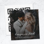 Honeymoon Fund QR Code Digital Gift Weduwfoto Informatiekaartje<br><div class="desc">Eenvoudige, stijlvolle, leuke foto-omhullingskaart voor bruiloft op huwelijksreis in een moderne, minimalistische ontwerpstijl met een elegante natuurlijke scripttypografie in klassiek zwart-wit, met een informeel handschrift. Het ontwerp kan eenvoudig worden gepersonaliseerd met je titel, betaalwebsite (PayPal, venmo, Zelle, enz.), een scannbare QR-code en foto voor een uniek huwelijksontwerp. Het getoonde afbeelding...</div>