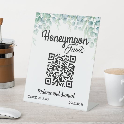 Honeymoon Funds QR Code Eucalyptus Weddenschap Reclamebord Met Voetstuk (Insitu)