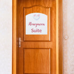 Honeymoon Suite Contour Deurbordjes<br><div class="desc">Welkom de jonggehuwden op hun droomvakantie met onze charmante Honeymoon Suite teken! Dit elegante houten bord is de perfecte touch voor het speciale huurverblijf van elke bruid en bruidegom in een hotel of motel. Maak hun verblijf nog gedenkwaardiger met deze mooie toevoeging aan hun kamerinrichting.</div>