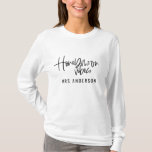 Honeymoon Vibes script tekst bruiloft T-shirt<br><div class="desc">Honeymoon Vibes ontwerp. Het moderne ontwerp van de manuscripttekst met de hand - letterlijk om uw huwelijksreis extra speciaal te maken. De perfecte bruiloft voor je om binnenkort een vriend te zijn of gewoon een traktatie voor jezelf. Een deel van een collectie.</div>