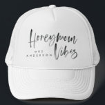 Honeymoon vibes trucker pet<br><div class="desc">Honeymoon Vibes ontwerp. Waterverf om je huwelijksreis extra speciaal te maken. De perfecte bruiloft voor je om binnenkort een vriend te zijn of gewoon een traktatie voor jezelf. Verander de kleur om uw stijl aan te passen. Deel van een collectie.</div>