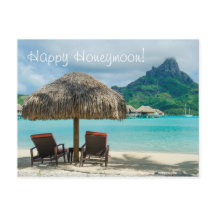 Honeymoon-wenskaart met strand en twee zonnescherm