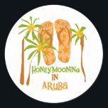 Honeymooning in Aruba Ronde Sticker<br><div class="desc">Als je bestemming huwelijksreis Aruba is,  hou je van onze Honeymooning in Aruba T-shirts,  tanktoppen,  knoppen,  canvas tassen,  mokken en nog veel meer!</div>