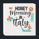 Honeymooning in Italië Paar Matching Vacation Houten Kist Print<br><div class="desc">Honingmaan! Heb een prachtige huwelijksreis in Italië die geniet van mooie plaatsen,  zonsondergangen en zonsopgang. Creëer onvergetelijke momenten van je Honeymoon..</div>