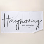Honeymooning Strandlaken<br><div class="desc">Moderne, handgeschreven scriptkalligrafie om iedereen te laten weten dat dit niet alleen een feestdag is. Dit is je huwelijksreis. Een deel van een collectie. Verander de kleur om aan te passen.</div>