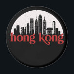 Hong Kong China  City Skyline Cityscape Magneet<br><div class="desc">en retro-stadsplan met prachtige skyline, toeristische attractie en cityscape art. Koelwolkenkrabber en bouwartikelen voor silhouette-illustratie voor toeristen en reizigers. Perfect als souvenir om terug naar huis te brengen wanneer je over de hele wereld reist. Bespaar de herinnering aan uw reis en vakantie met familie en vrienden. De achtergrondkleur kan aan...</div>