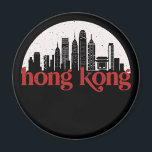 Hong Kong China  City Skyline Cityscape Magneet<br><div class="desc">en retro-stadsplan met prachtige skyline, toeristische attractie en cityscape art. Koelwolkenkrabber en bouwartikelen voor silhouette-illustratie voor toeristen en reizigers. Perfect als souvenir om terug naar huis te brengen wanneer je over de hele wereld reist. Bespaar de herinnering aan uw reis en vakantie met familie en vrienden. De achtergrondkleur kan aan...</div>
