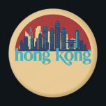 Hong Kong China Retro City Skyline Cityscape Art Magneet<br><div class="desc">en retro-stadsplan met prachtige skyline, toeristische attractie en cityscape art. Koelwolkenkrabber en bouwartikelen voor silhouette-illustratie voor toeristen en reizigers. Perfect als souvenir om terug naar huis te brengen wanneer je over de hele wereld reist. Bespaar de herinnering aan uw reis en vakantie met familie en vrienden. De achtergrondkleur kan aan...</div>
