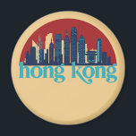 Hong Kong China Retro City Skyline Cityscape Art Magneet<br><div class="desc">en retro-stadsplan met prachtige skyline, toeristische attractie en cityscape art. Koelwolkenkrabber en bouwartikelen voor silhouette-illustratie voor toeristen en reizigers. Perfect als souvenir om terug naar huis te brengen wanneer je over de hele wereld reist. Bespaar de herinnering aan uw reis en vakantie met familie en vrienden. De achtergrondkleur kan aan...</div>