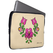Hongaars Borduurpatroon, "Matyó" - roze Laptop Sleeve (Voorkant Rechts)