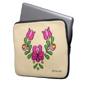 Hongaars Borduurpatroon, "Matyó" - roze Laptop Sleeve (Voorkant Links)