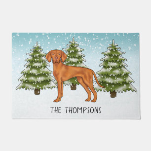 Hongaarse Vizsla-hond Besneeuwd Winterbos En Naam Deurmat