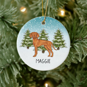 Hongaarse Vizsla Hond Besneeuwd Winterbos En Naam Keramisch Ornament