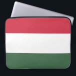 Hongaarse vlag laptop sleeve<br><div class="desc">Dit ontwerp is voorzien van de nationale vlag van Hongarije (in het Hongaars bekend als Magyarország), een land in Midden-Europa. Hongarije grenst Slowakije aan het noorden, Oekraïne aan het noordoosten, Roemenië aan het oosten en zuidoosten, Servië aan het zuiden, Kroatië en Slovenië aan het zuidwesten en Oostenrijk aan het westen....</div>