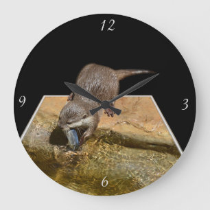 Honger otter Eating Fish, grote ronde wandklok. Klok