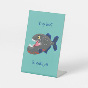 Hongerige grappige piranha cartoonillustratie reclamebord met voetstuk